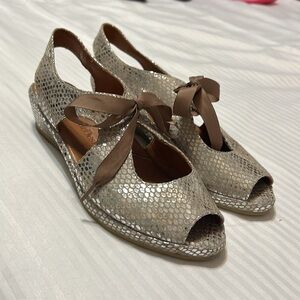 EUC L'Amour Des Pieds "Brettany" Silver Snakeskin Tone - Size 6.5